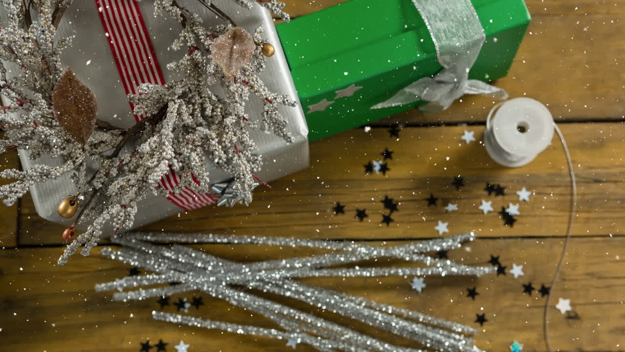 크리스마스 장식과 함께 내리는 눈