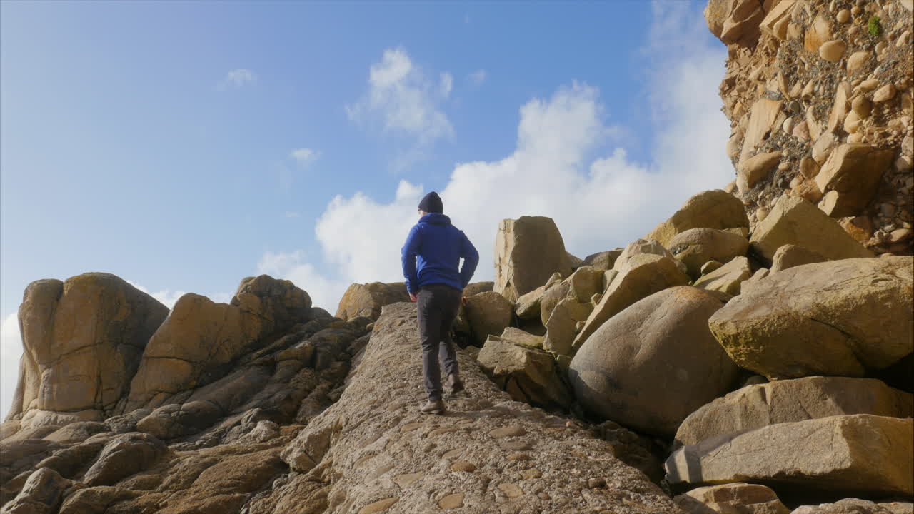 senderismo por el camino de la playa llena de rocas rocosas en porth nanven, cornualles, vista hacia arriba