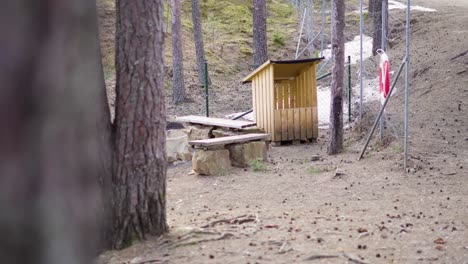 camping frente a una antigua mina de hierro que se inundó y se congeló con hielo blanco