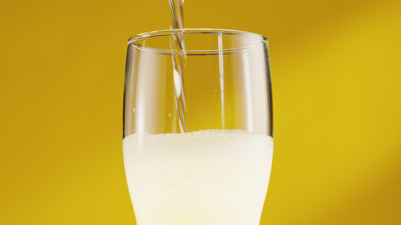 vertiendo cerveza en el vaso