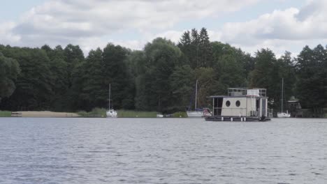 Pan-De-Un-Lago-De-Línea-De-Costa-Y-Casa-Flotante-Flotante-709