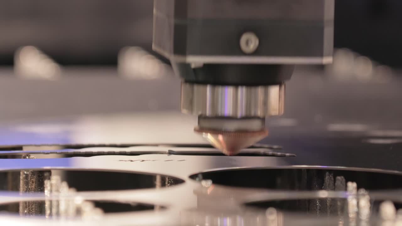 corte láser cnc de metal, tecnología industrial moderna.