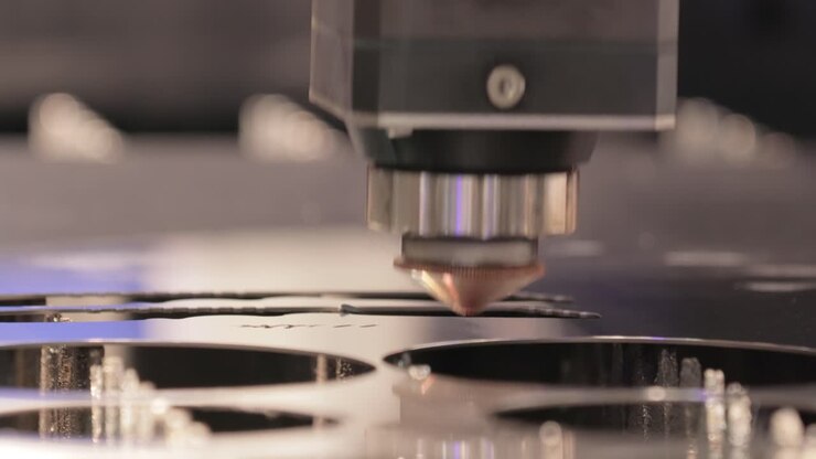 Taglio laser CNC di metallo, moderna tecnologia industriale.