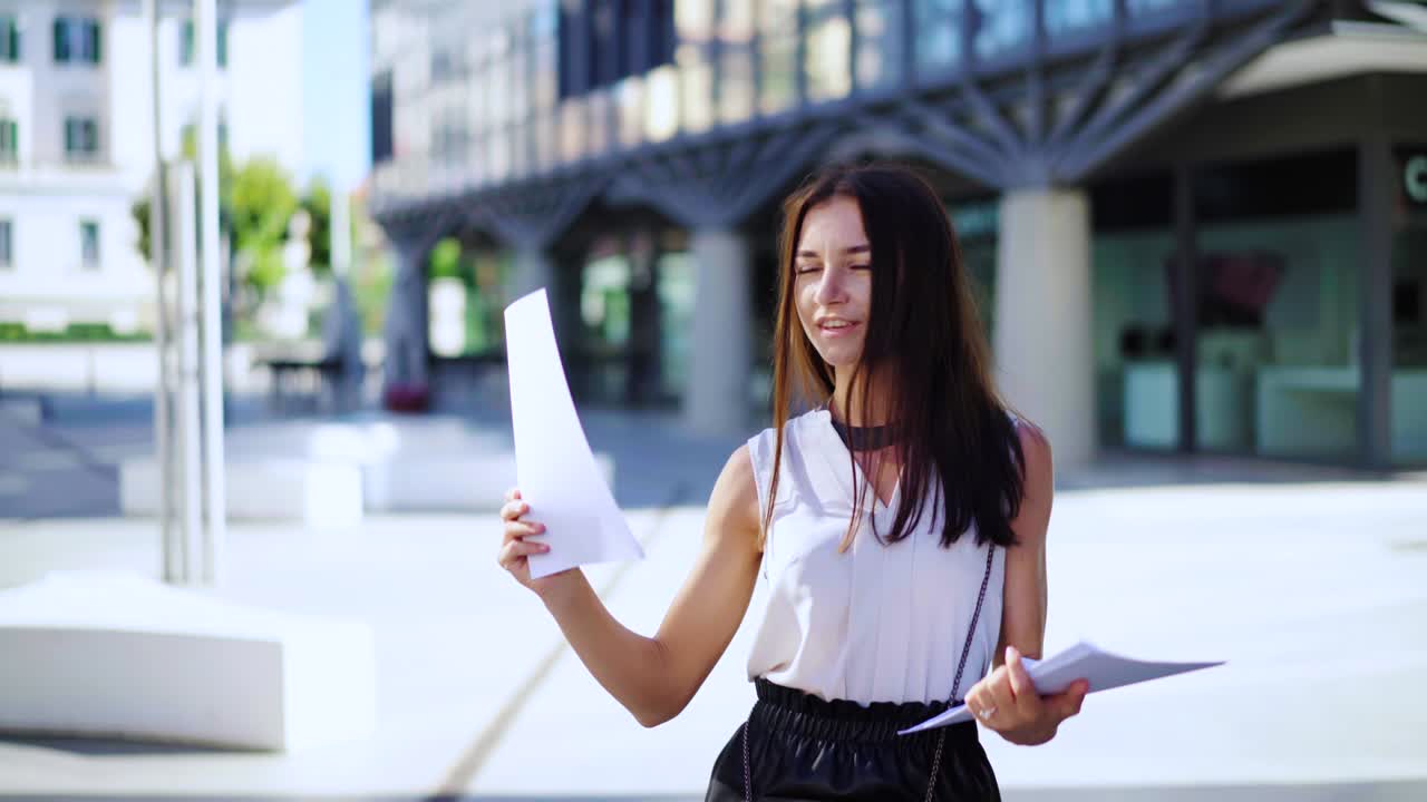 una mujer de negocios es enviada al edificio de oficinas para una reunión. una mujer atractiva, comerciante financiero, va a trabajar por la mañana.