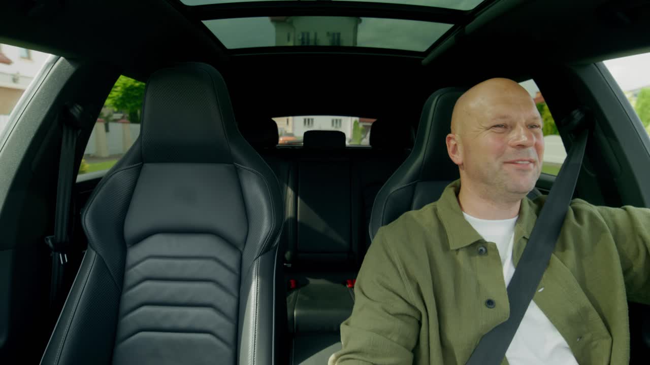 hombre conduciendo coche