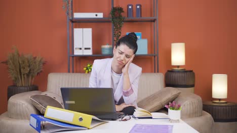 Mujer-Joven-Trabajadora-De-Oficina-En-Casa-Mirando-Emocionalmente-A-La-Cámara.