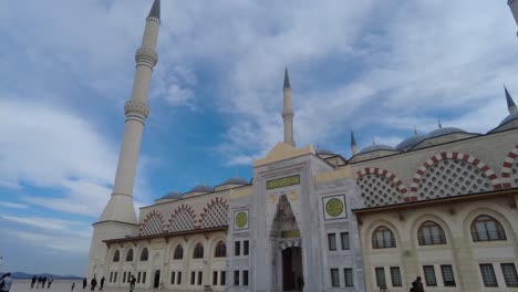 vistas exteriores e interiores de una mezquita en turquía