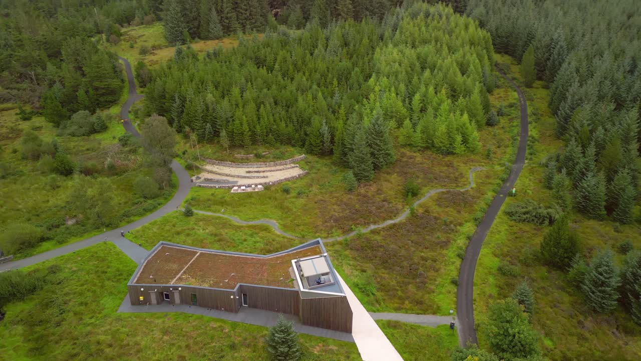 Breites, rotierendes 4K 30FPS-Luftvideo des OM Dark Sky Park und Observatoriums in Omagh, Nordirland. Produziert in Rec709 Farbe