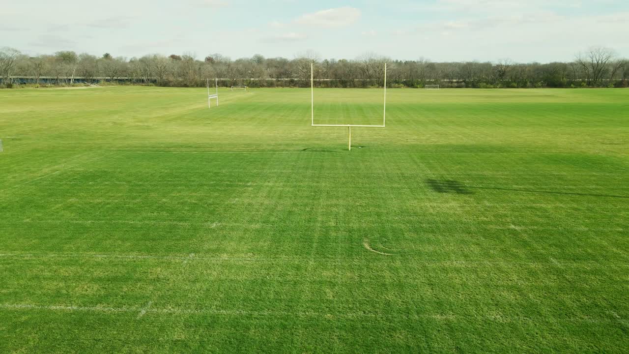 축구장과 필드 골 포스트를 통해 드론 샷