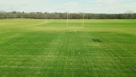 Drone-Disparó-Sobre-Un-Campo-De-Fútbol-Y-A-Través-De-Postes-De-Gol-De-Campo