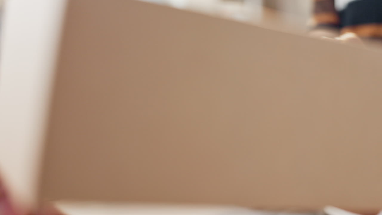 사람, 손 및 신용 카드 포스 머신