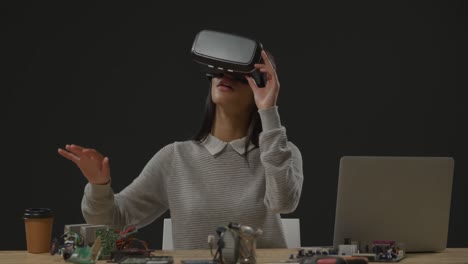 mujer con auriculares vr