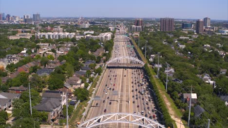 Vista-Aérea-Del-Tráfico-De-Automóviles-En-La-Autopista-59-Sur-En-Houston,-Texas