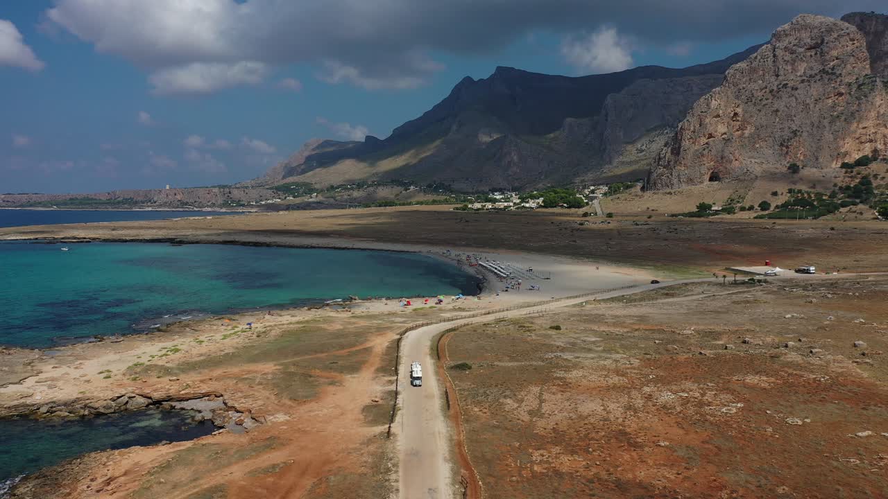기차는 산 비토 로 카포에서 위에서 따라