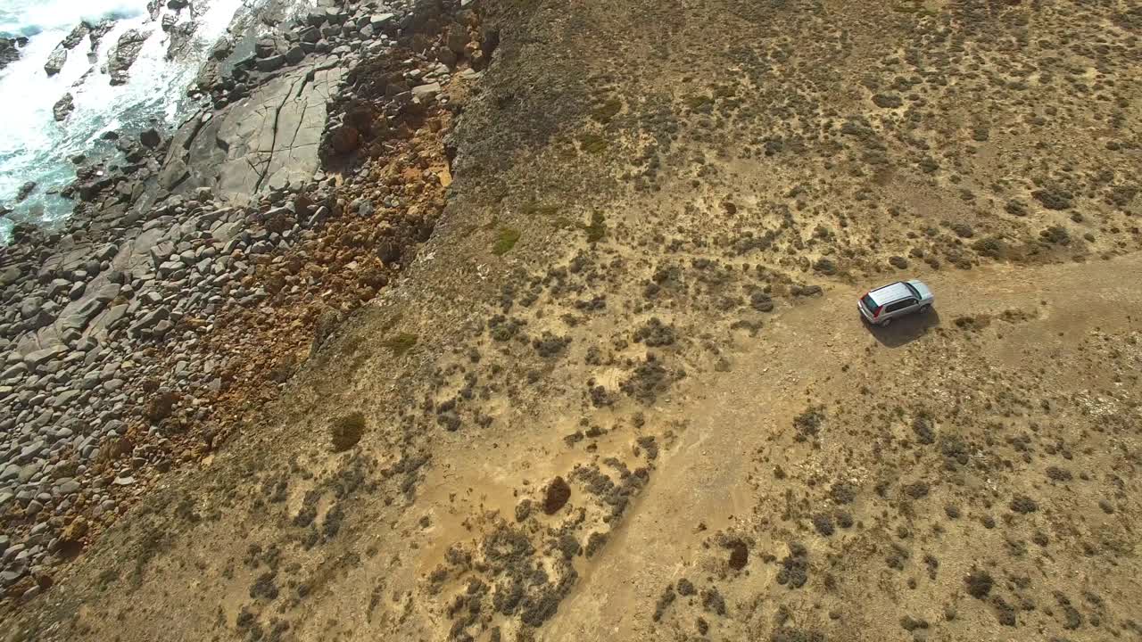 un 4wd explora una pista rocosa de 4wd, antena alta
