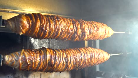 cebab de cordero turco kokorec, comida callejera en la ciudad de estambul, turquía
