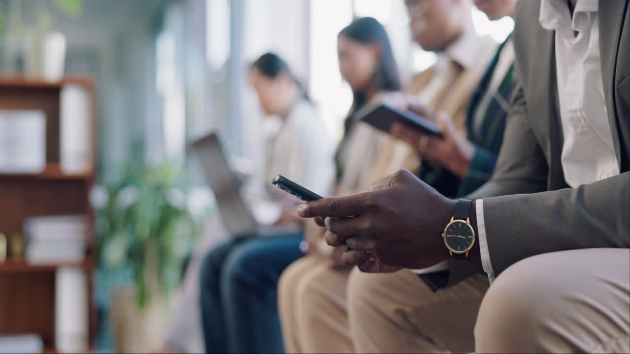 reclutamiento, contratación y teléfono con las manos