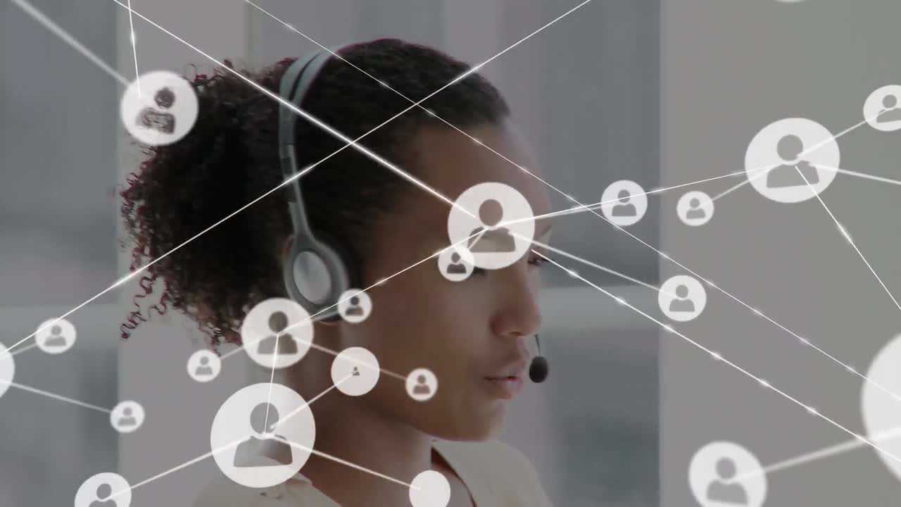 animación de una red de conexiones e iconos sobre una mujer de negocios con auriculares