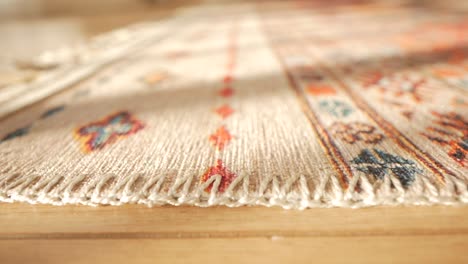 primer plano de una alfombra tejida tradicional