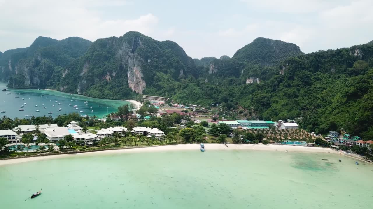 Vista aerea della doppia baia dell'isola di Koh Phi Phi Don, spiaggia e porto, popolare destinazione turistica esotica nella provincia di Krabi, Thailandia