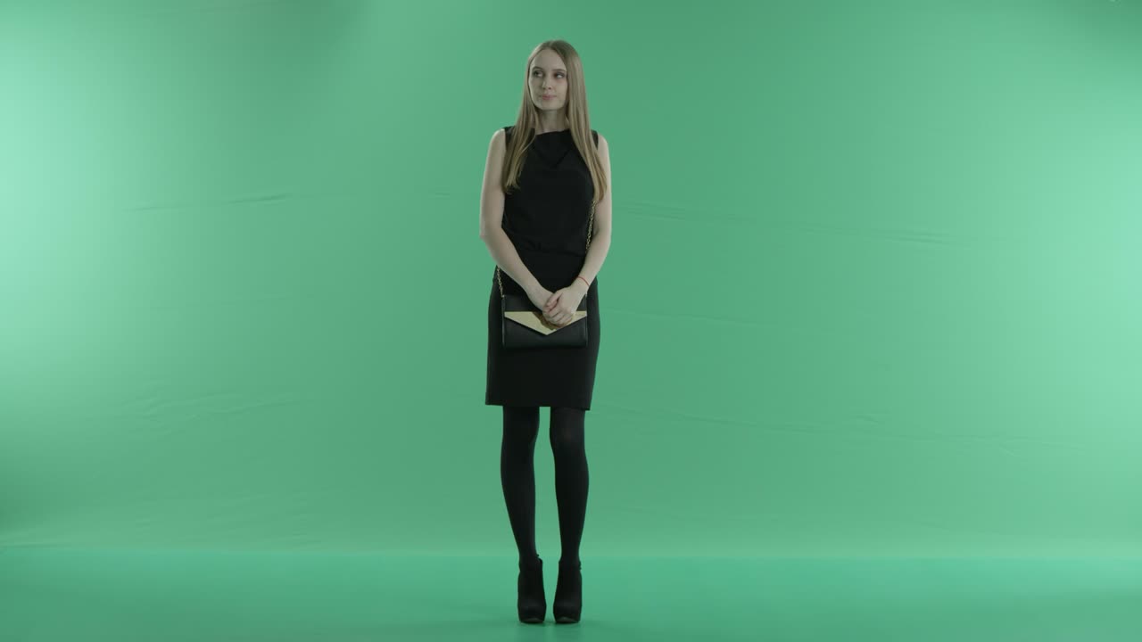 초록색 화면에서 누군가를 기다리는 아름다운 소녀