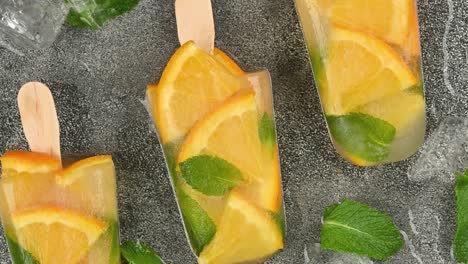 helados de naranja y menta girando en la mesa