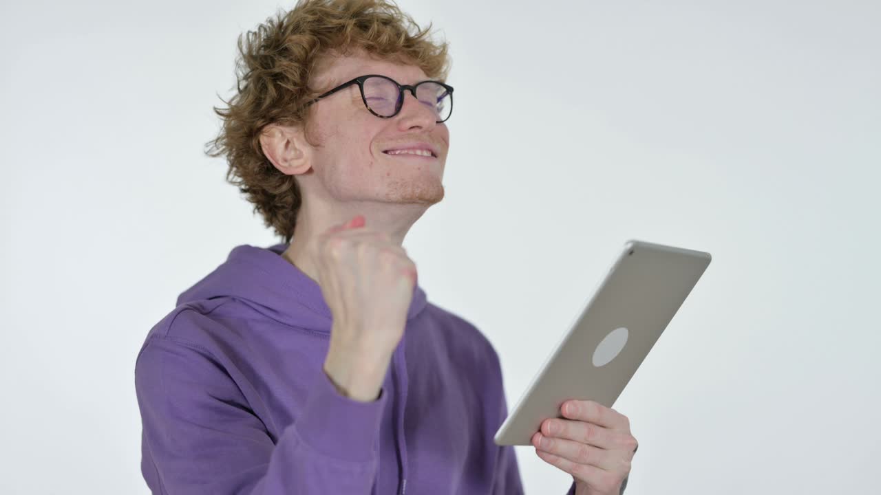 llamada de video en tableta por joven pelirrojo, fondo blanco