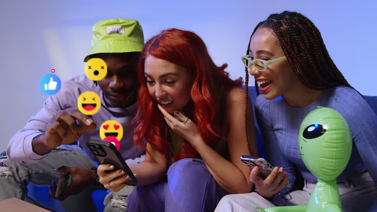 grupo de amigos de la generación z mirando teléfonos móviles con emojis de gráficos en movimiento que muestran múltiples notificaciones de redes sociales gustando y reaccionando al contenido en línea 1