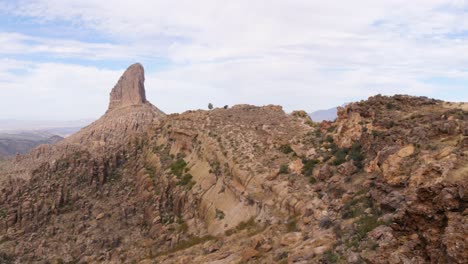 panorámica sobre el árbol solitario junto a la aguja de tejedor en arizona