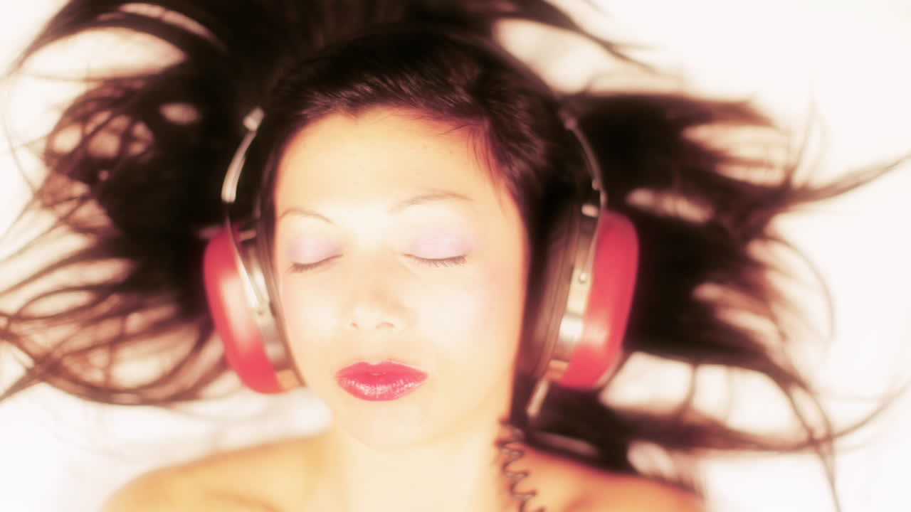 señora en auriculares 04