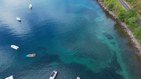 Barcos-En-La-Tranquila-Bahía-De-Anse-A-La-Barque-En-Vieux-habitants,-Guadalupe,-Francia---Toma-Aérea-De-Drones