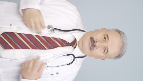 video vertical del viejo médico y el abrigo del viejo médico.