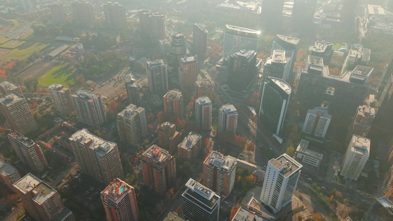 Panorâmica de Torres Residenciais de Tijolos e Edifícios de Escritórios de Vidro em Santiago do Chile, Vista Aérea de Drone