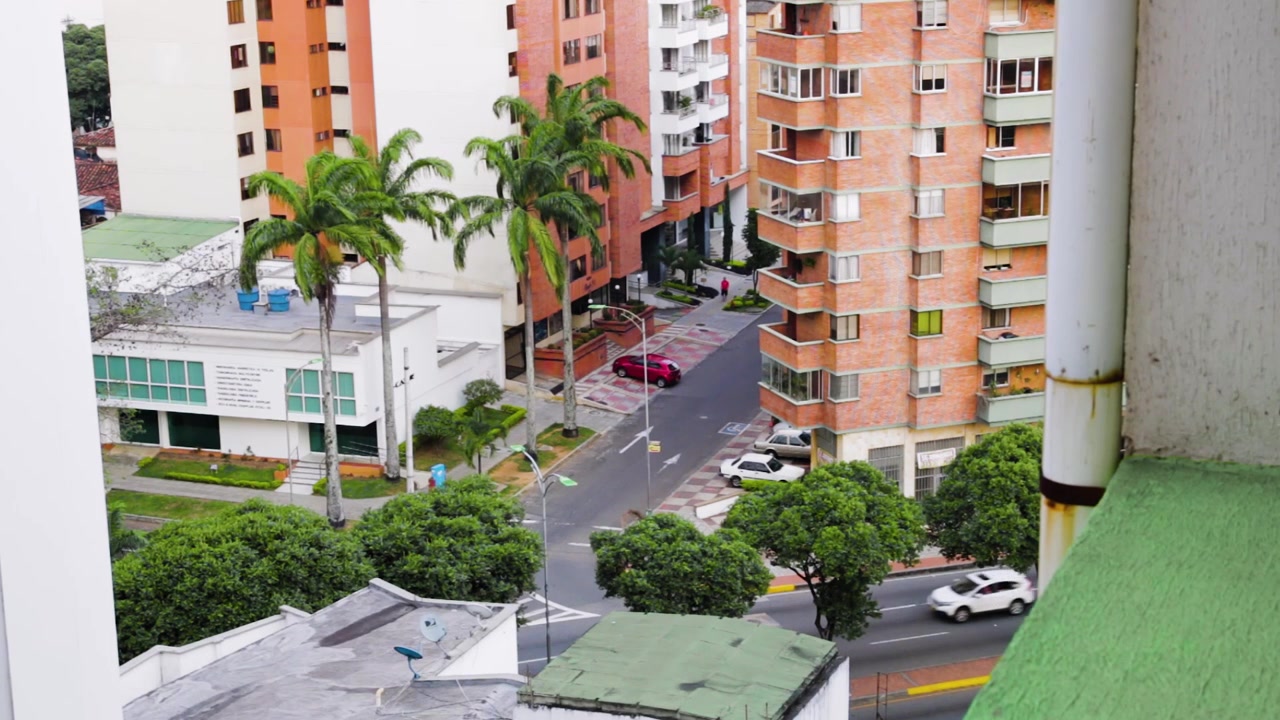 Vista dal balcone verso un paio di edifici a Bucaramanga