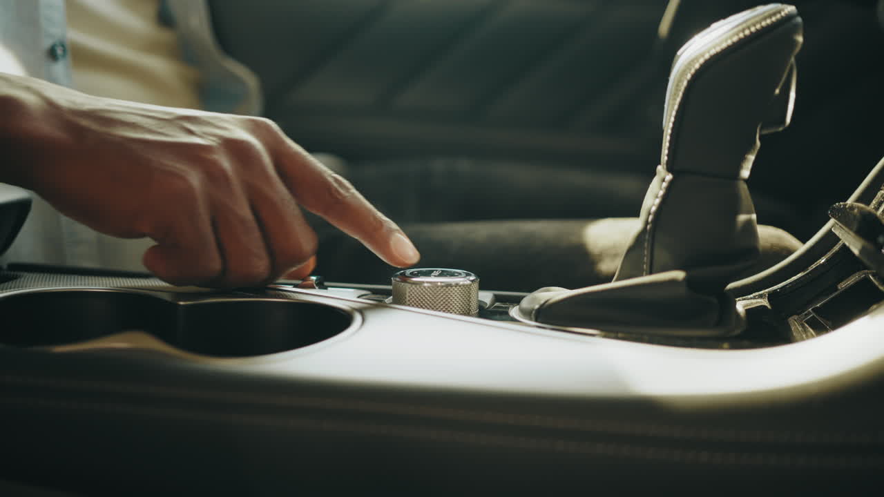 자동차의 변속기를 사용하는 사람