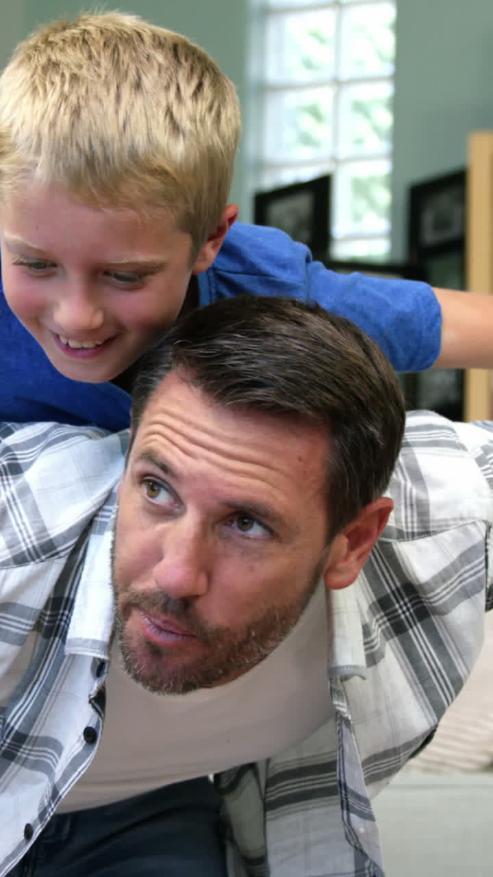 un padre y su hijo jugando juntos