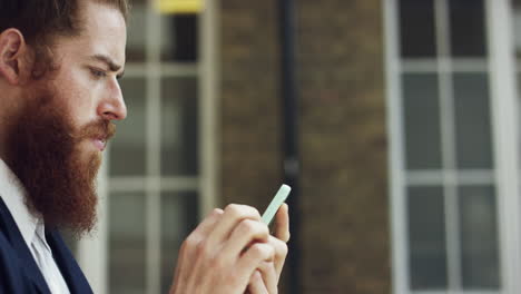 hombre hipster que usa una pantalla táctil de teléfono inteligente conectada a la economía compartida