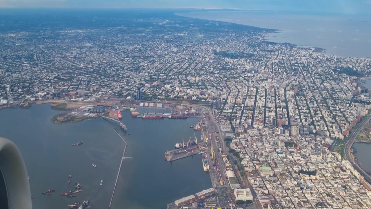 Veduta aerea da un aereo di Montevideo, Uruguay, che mostra la Bahía de Montevideo, la trafficata area portuale e il centro storico lungo la costa del Río de la Plata.