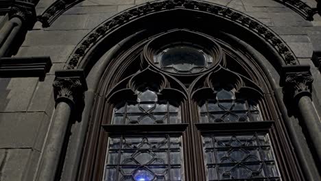 ventana gótica por la noche