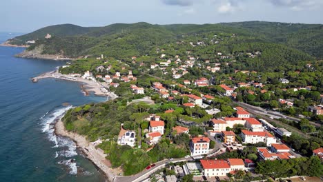 Mittelmeerküste-Von-Quercianella,-Toskana,-Italien-Per-Drohne:-Eine-Atemberaubende-Flugtour-über-Ein-Schönes-Kleines-Italienisches-Dorf