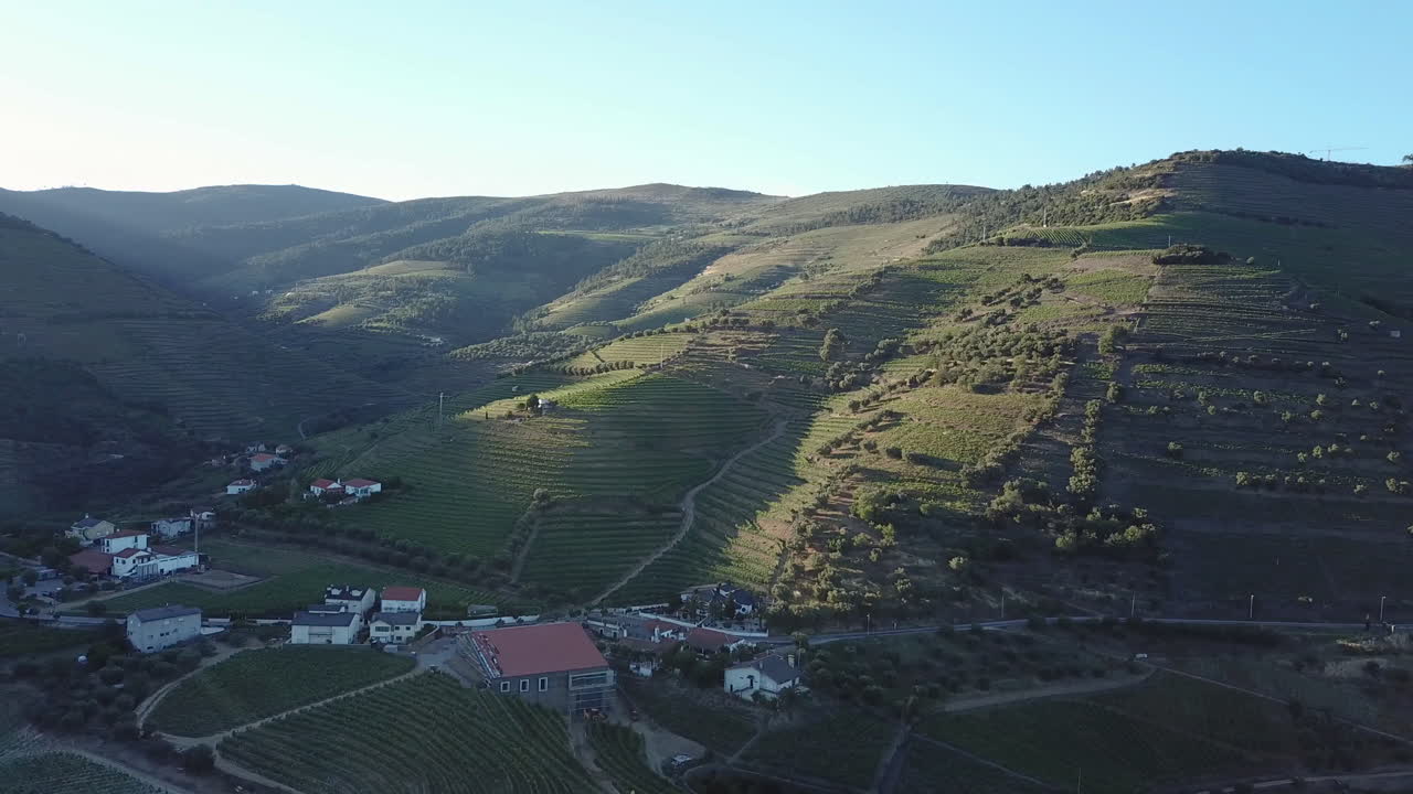 panorámica de una hermosa escena del valle del duero en portugal con comunidades debajo iluminadas por la suave luz de la mañana en las colinas circundantes