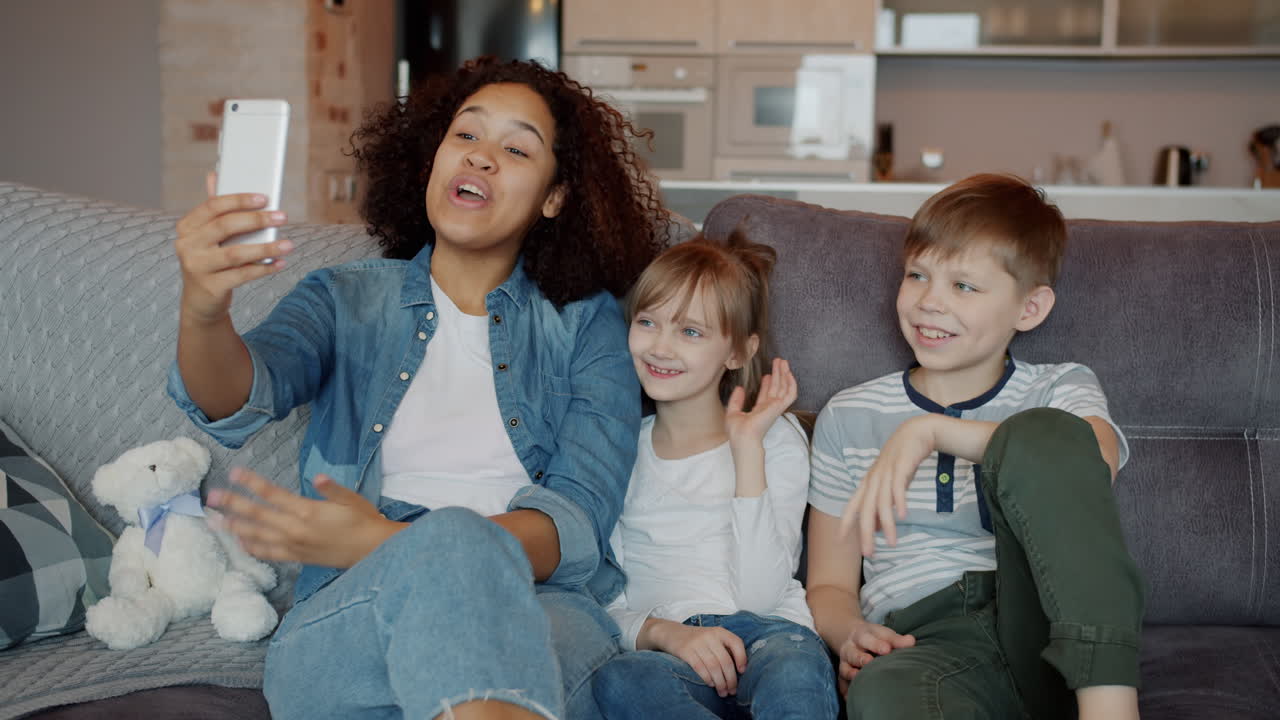 가족들이 셀피를 찍고 있습니다.