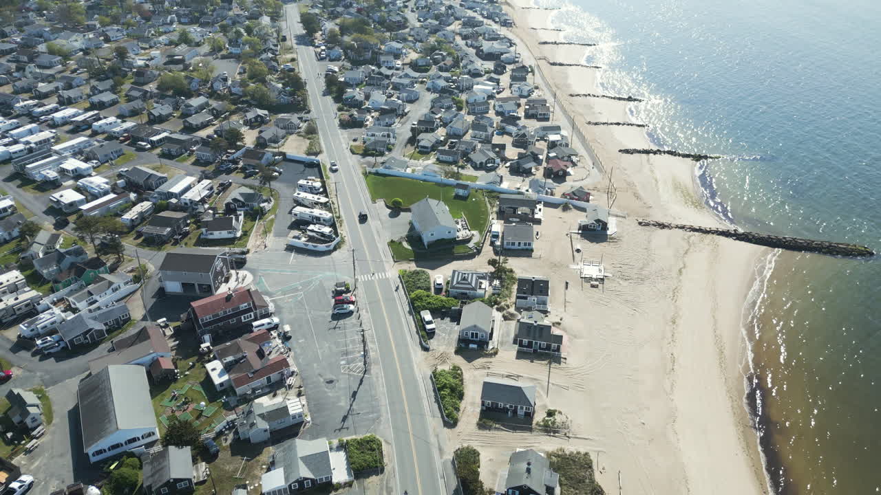 puerto de nantucket con casas y apartamentos en un día soleado