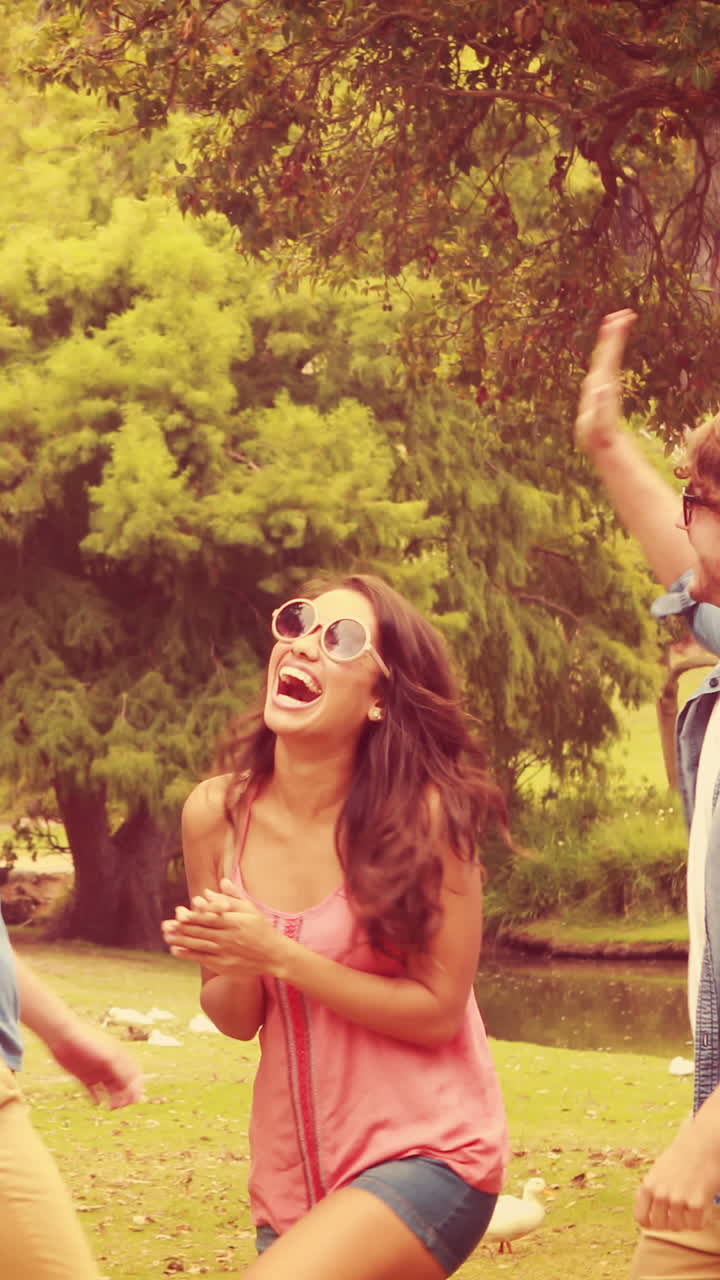 amigos felices divirtiéndose en el parque.