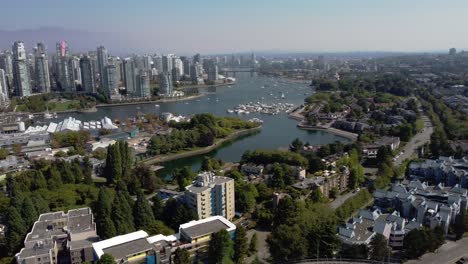 Vuelo-Panorámico-Aéreo-Sobre-La-Parte-Alta-De-Vancouver-Casas-Frente-Al-Mar-Frente-Al-Mar-De-False-Creek-Isla-De-Granville-Yaletown-Mundo-De-La-Ciencia-Aldea-Olímpica-En-Una-Tarde-Soleada-Sin-Montañas-En-El-Horizonte-1-4