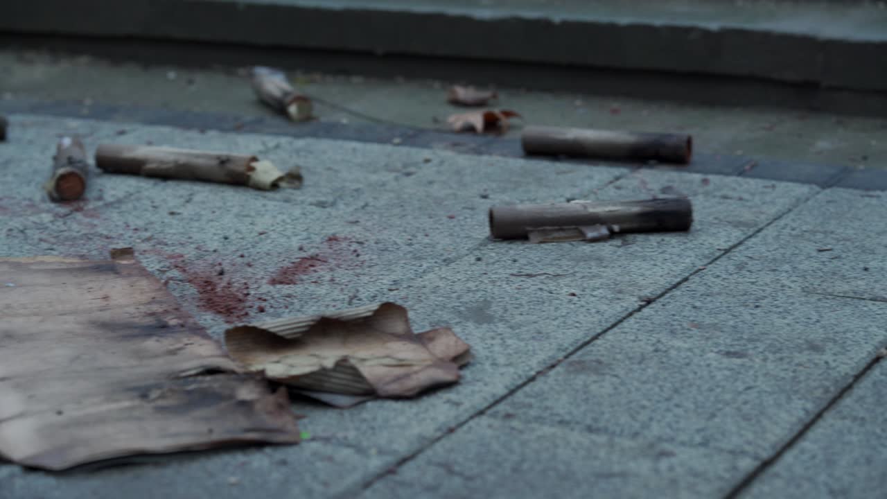 사용 된 불꽃놀이, 휴가 동안 폭발 후 보행길에 불꽃놀이는