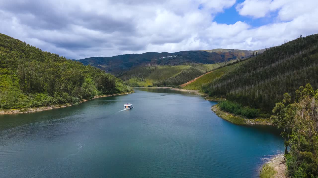 흐린 화창한 날에 소나무 숲 계곡으로 둘러싸인 강을 항해하는 보트의 공중 하이퍼랩스