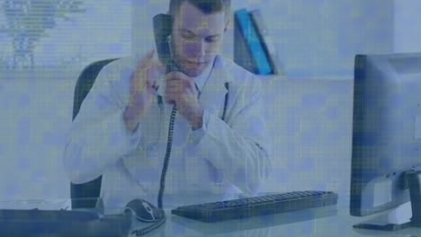 animación de una pantalla digital sobre un médico masculino hablando en un teléfono inteligente usando una computadora