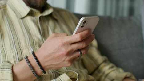 hombre usando un teléfono inteligente