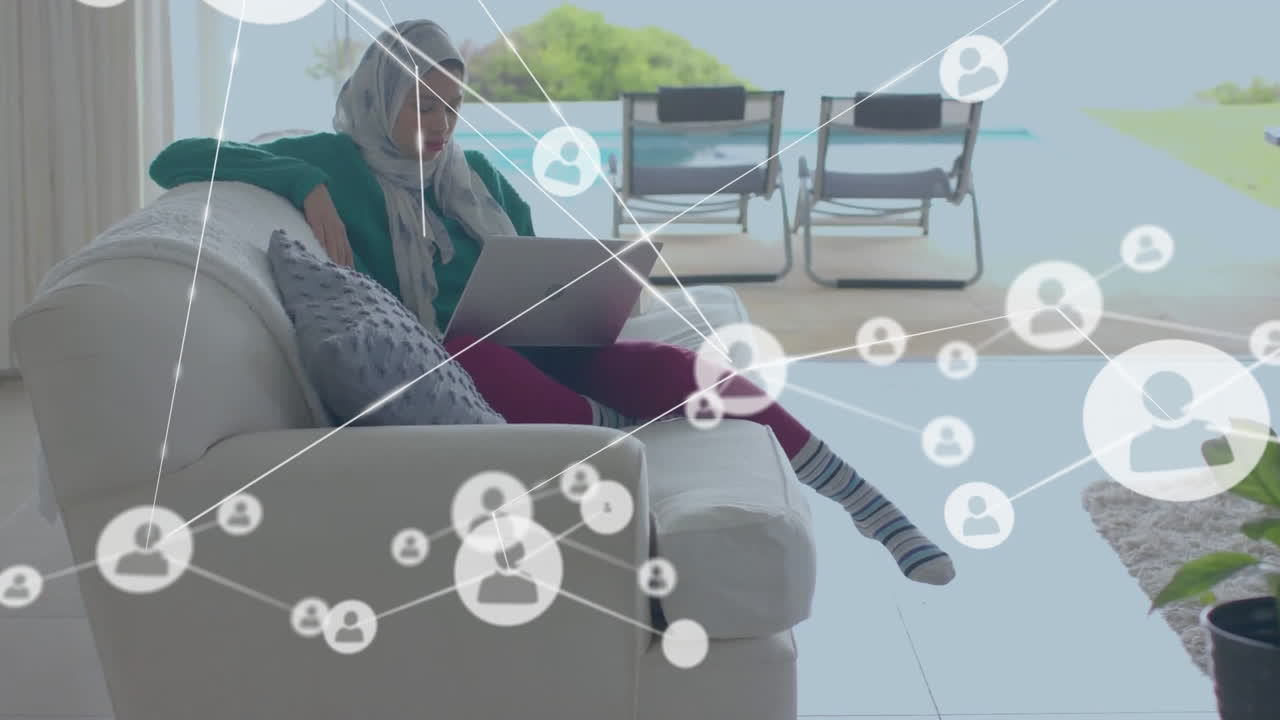 태블릿을 사용하여 히자브를 입은 두 인종 여성에 대한 연결 네트워크의 애니메이션